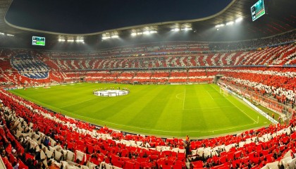 开云体育官网-曼联在欧冠中开启逆转大戏，曼联拄拐队拿下欧联杯冠军