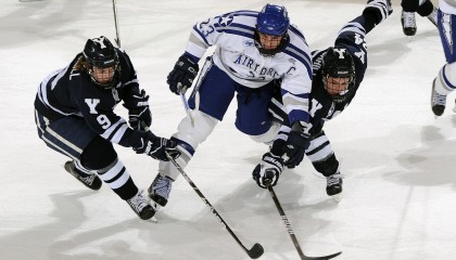 开云体育官网-2012年东部半决赛：热火艰难击败老牌凯尔特人，詹姆斯在比赛中砍下45分，表现堪称传奇。